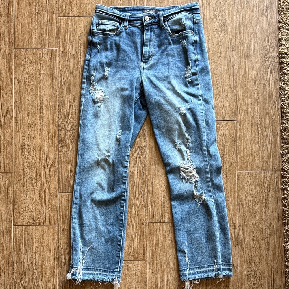 Judy Blue Distressed Cropped Jeans in Light Blue